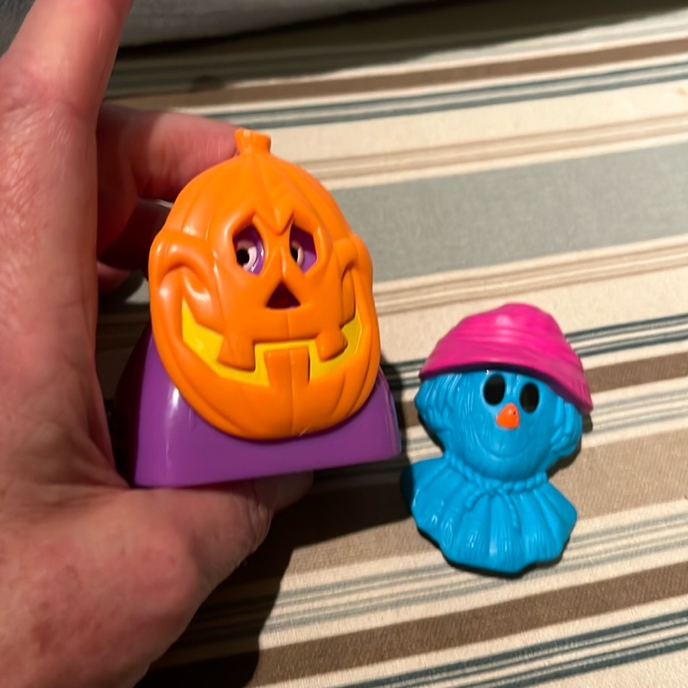 McDonald’s 1998 happy meal toy grimace pumpkin face Halloween & scarecrow mask